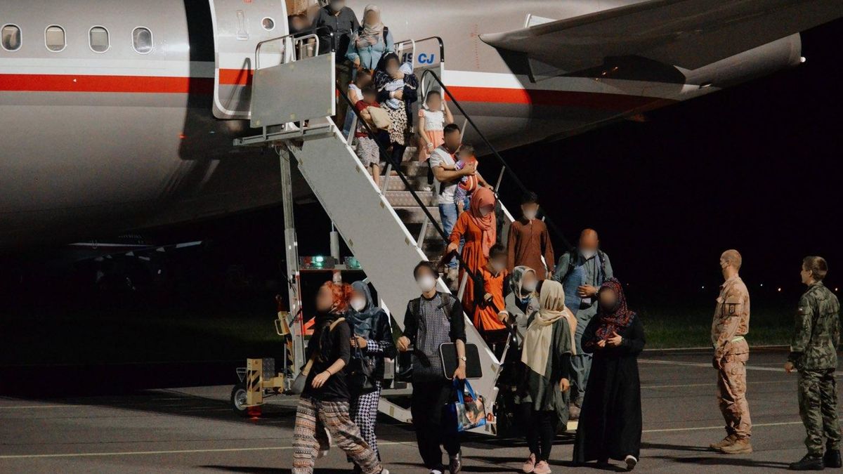 „Pomohli nám, pomůžeme jim.“ Snímky z českých záchranných letů z Kábulu